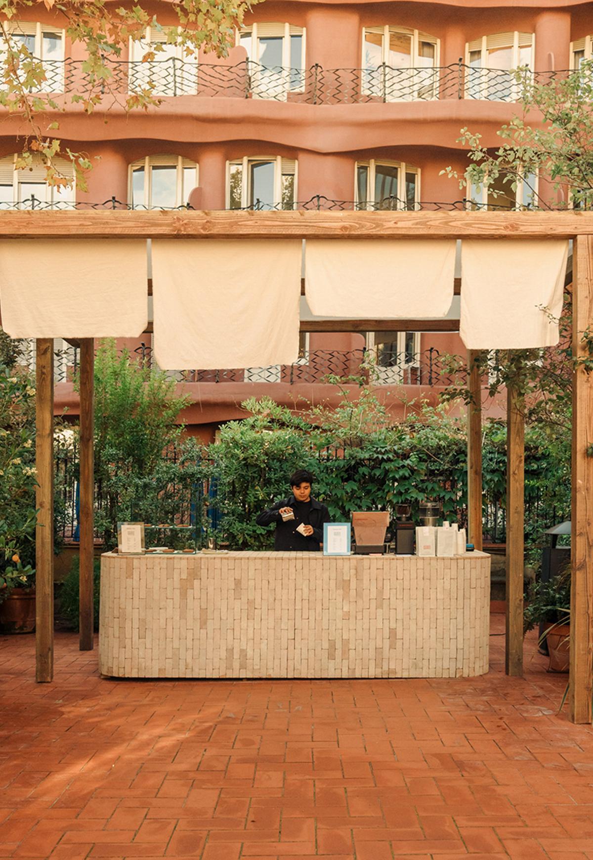 Patio de la tienda de Massimo Dutti del paseo de Gràcia, con vistas a la fachada trasera de La Pedrera.