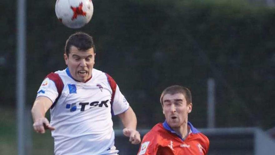 Zeus y Omar Oliveros en el partido entre el Roces y el Ceares.