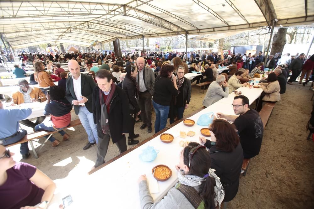 Los organizadores se muestran "muy satisfechos" con la asistencia y todavía no han recontado las raciones repartidas. // A. Irago