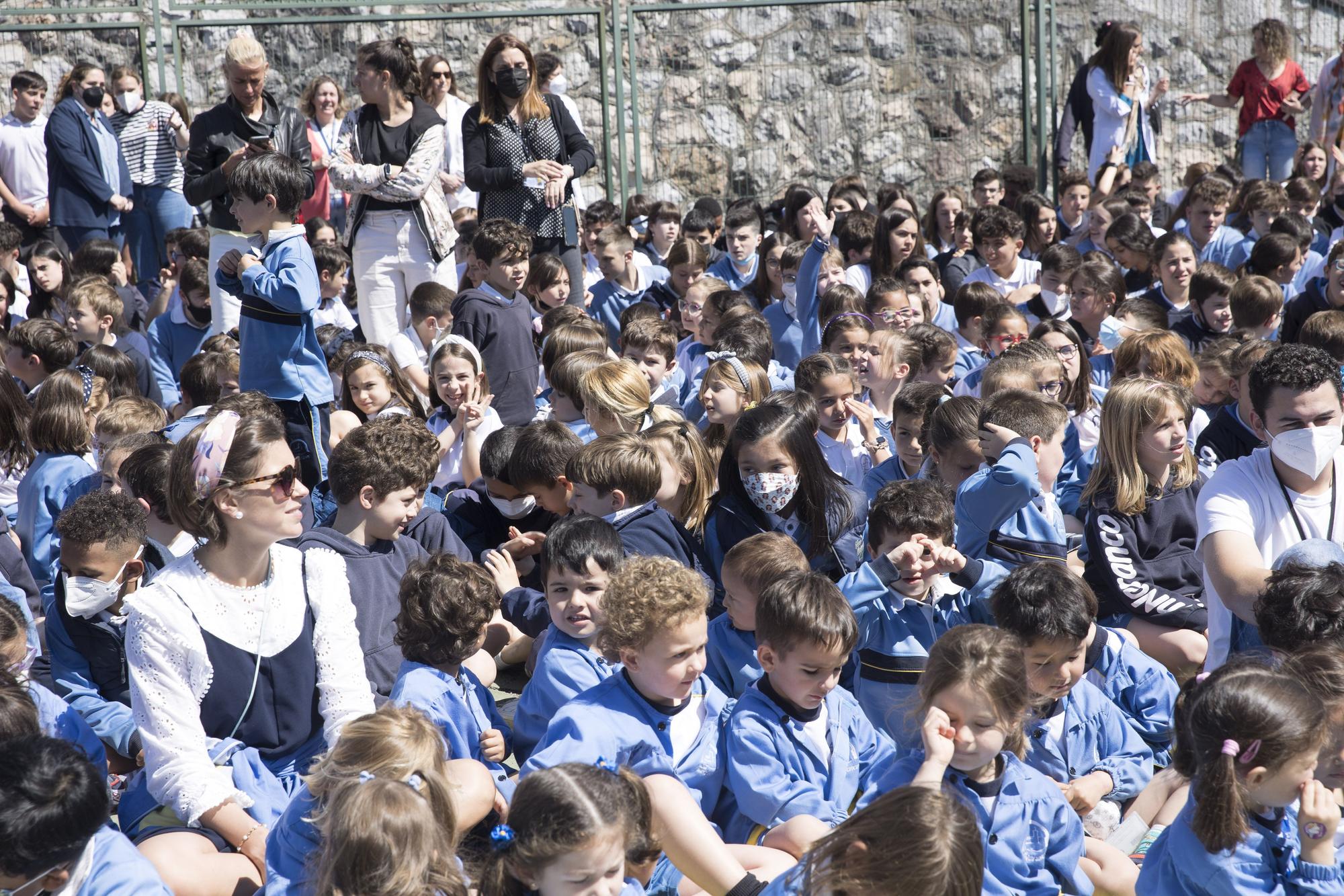 Izado de bandera en el colegio Santa María del Naranco