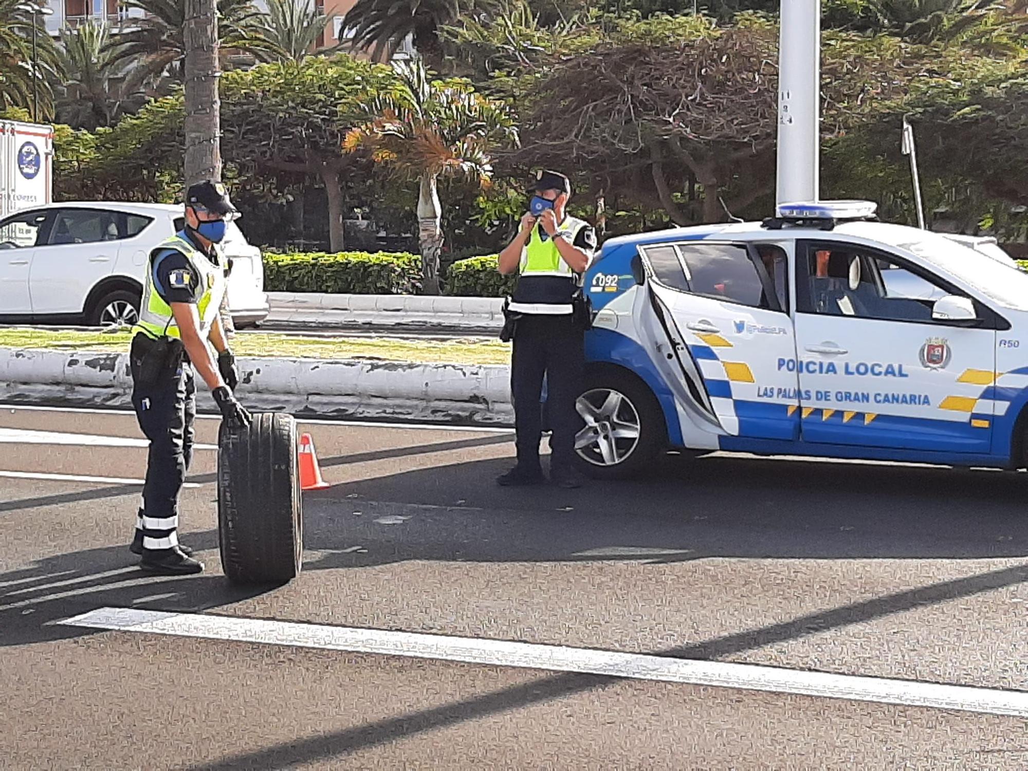 Un coche pierde una rueda al circular por la Avenida Marítima