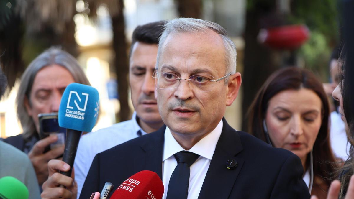 Javier María Pérez-Roldán, abogado de HazteOír,  a las puertas de la Audiencia Provincial de Badajoz durante el juicio por el caso David Sánchez.