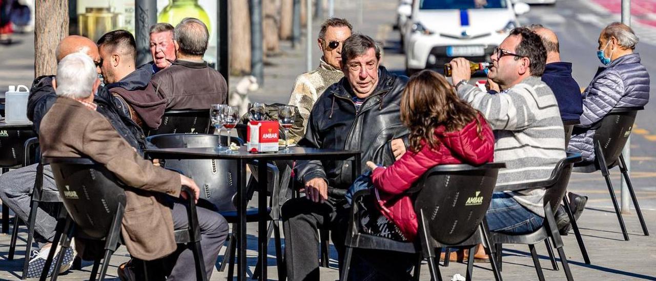 Los clientes de la hostelería prefieren sentarse al aire libre, como en esta terraza de Benidorm.