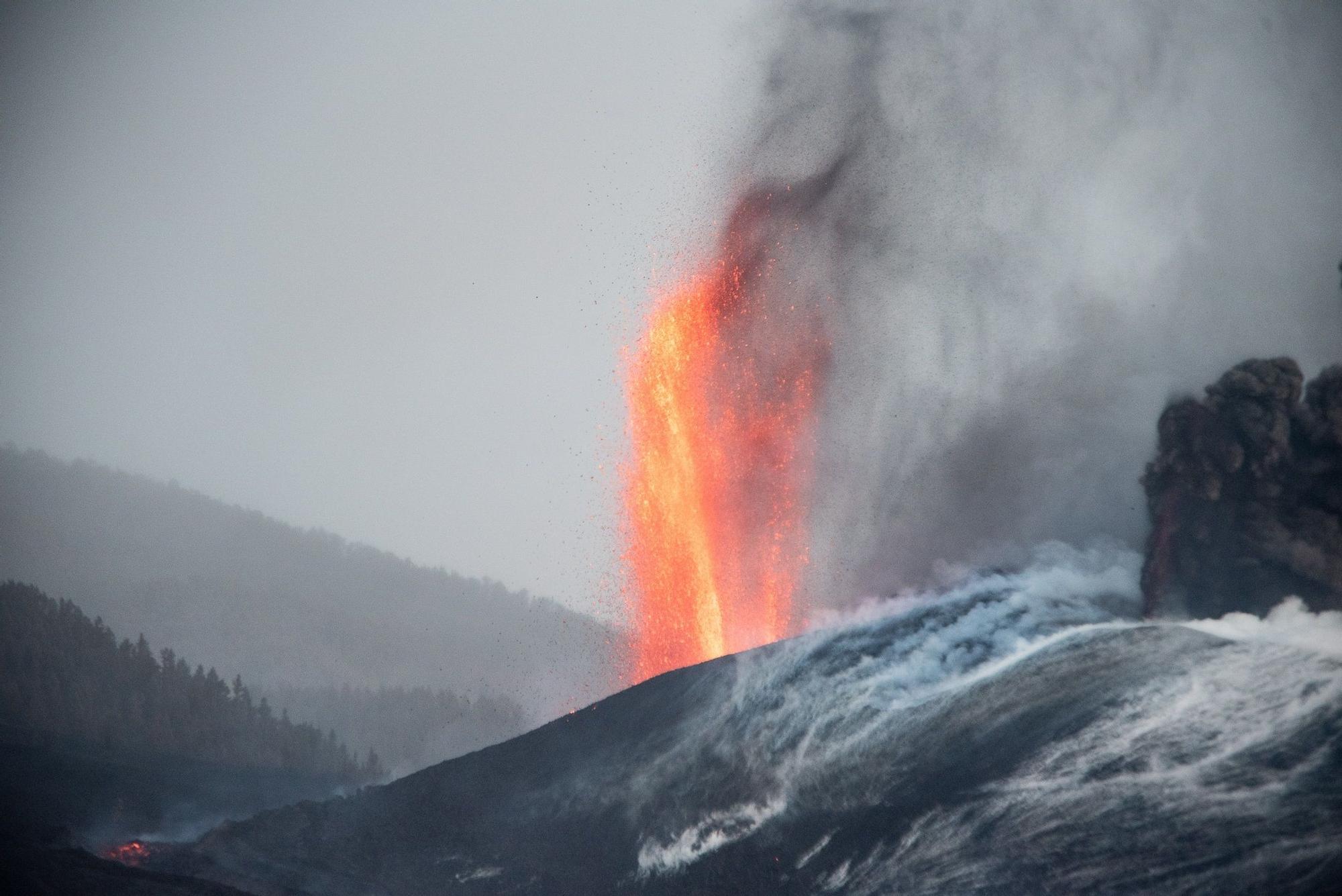 El volcán de La Palma continúa con su actividad explosiva