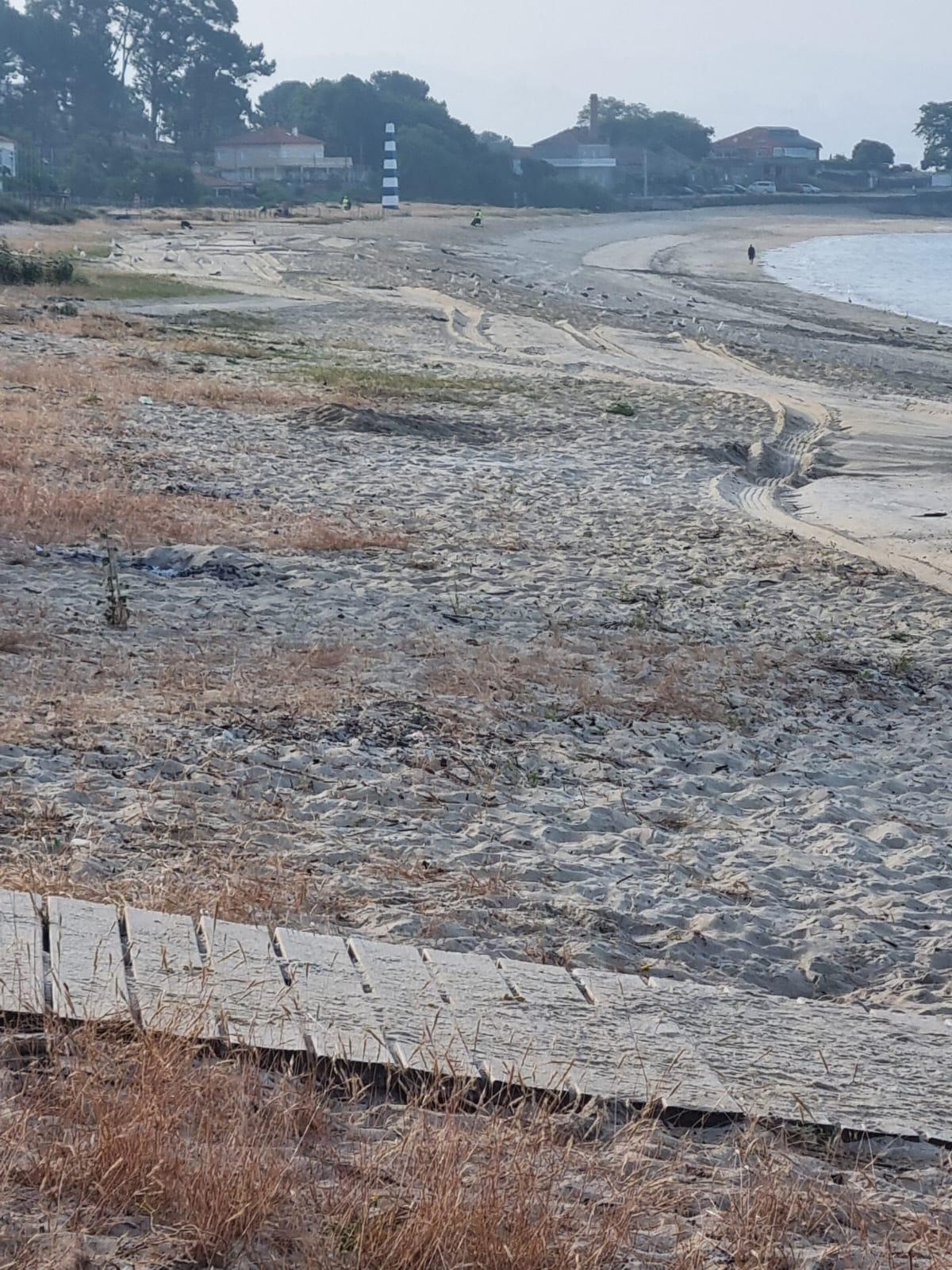Los equipos de limpieza eliminan la basura de San Juan en las playas de Cangas