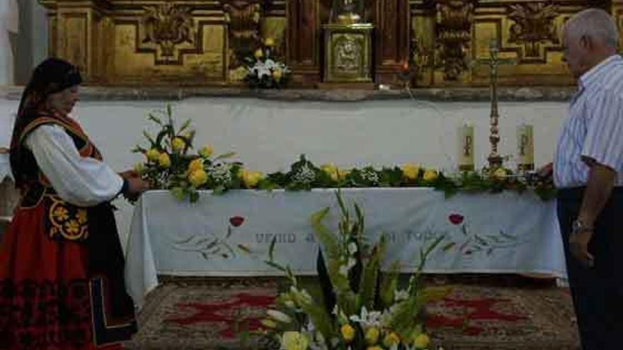 Preparativos del altar para la celebración religiosa.