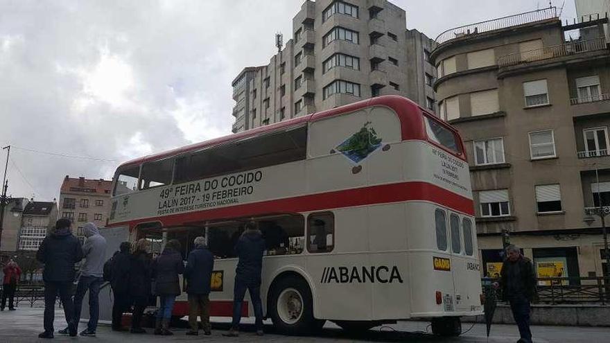 El bus del Cocido en Ruta, ayer, estacionado en la Praza do Emigrante de O Carballiño.