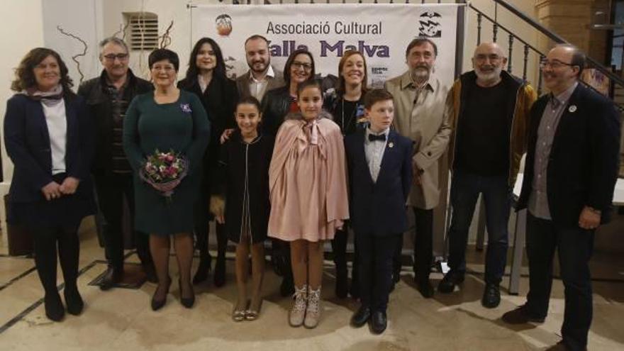 Cerdà, ayer, con autoridades y representantes de la falla.