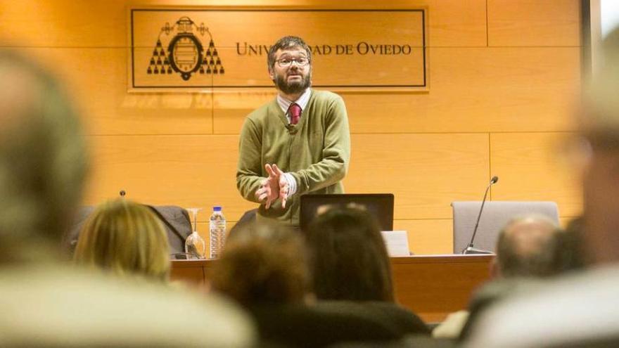 El profesor Matías Mayor, ayer, en Servicios Universitarios.