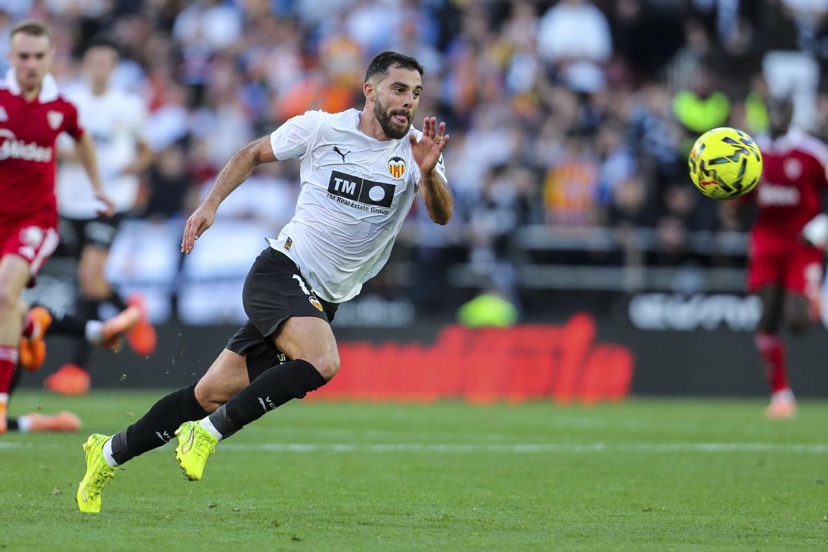 Luis Rioja of Valencia CF in action during the Spanish league, La Liga EA Sports, football match played between Valencia CF and Sevilla FC at Mestalla stadium on December 7, 2025, in Valencia, Spain. AFP7 07/12/2025 ONLY FOR USE IN SPAIN. Ivan Terron / AFP7 / Europa Press;2025;Soccer;Sport;ZSOCCER;ZSPORT;Valencia CF V Sevilla FC - La Liga EA Sport