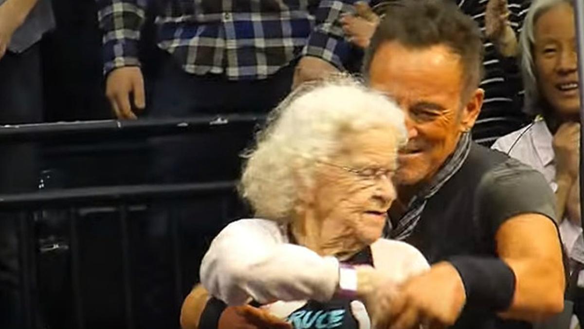 Bruce Springsteen saca a bailar a una señora de 91 años
