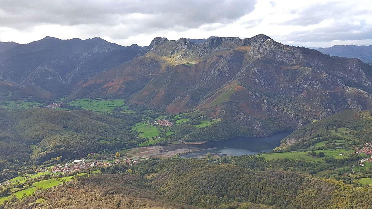 Vista de Sobrescobio, en cuyos montes se va a actuar con los fondos mineros. | L. M. D.