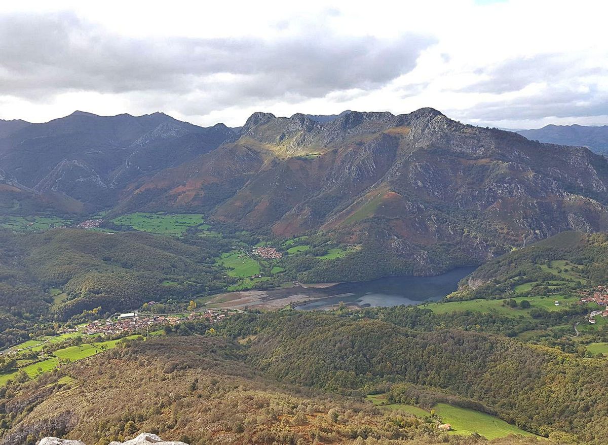 Vista de Sobrescobio, en cuyos montes se va a actuar con los fondos mineros. | L. M. D.