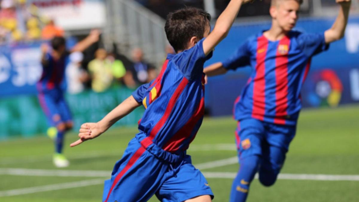 Varios jugadores del fútbol base del Barça celebran un gol en la disputa de la Liga Promises