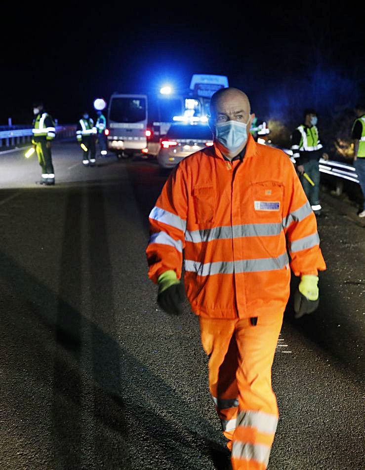 Un operario en el lugar del accidente.