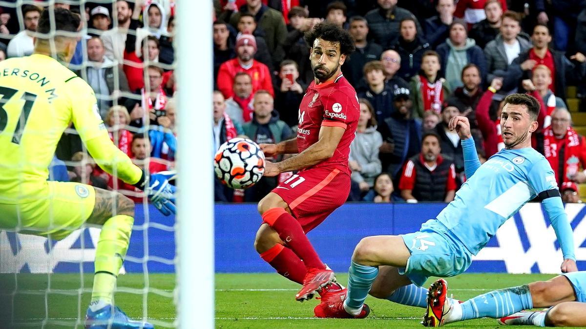 Salah marca el 2-1 pese a la oposición de Laporte.