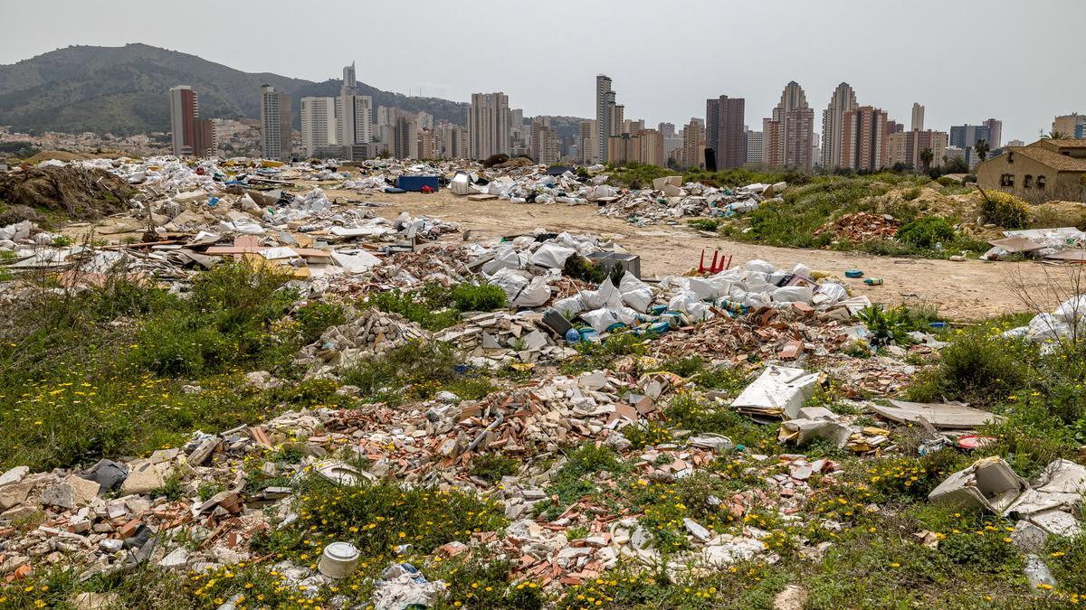 El abandono al que lleva décadas sometido el sector ha convertido esta bolsa de suelo en lo más parecido a un vertedero.