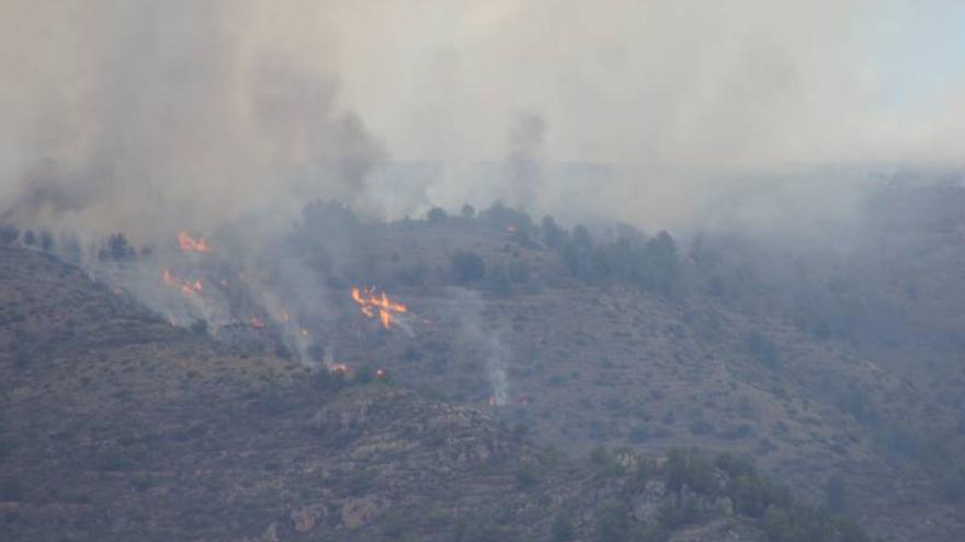 Más de 60 personas desalojadas por el incendio de la Vall