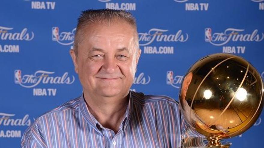 Kosta Jankov presume de anillo NBA
