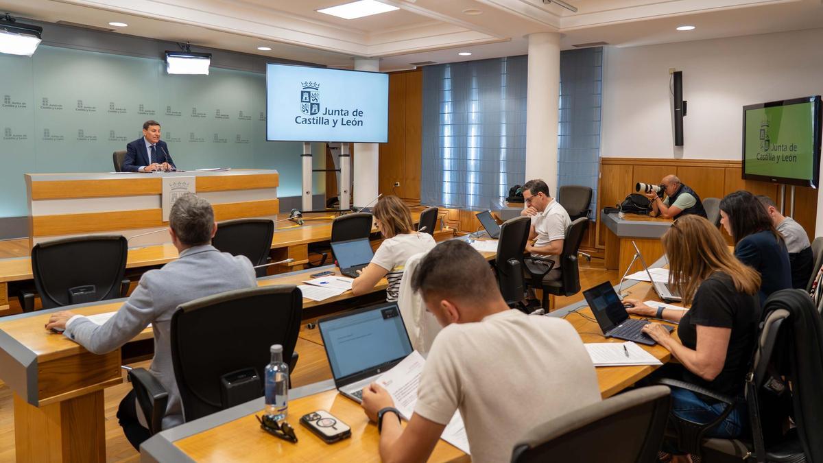 El consejero de Economía y Hacienda y portavoz, Carlos Fernández Carriedo, comparece en rueda de prensa posterior al Consejo de Gobierno