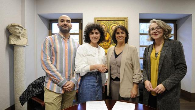 Rey y Pena se dan la mano junto a los ediles Xerardo Díaz y Mónica González.