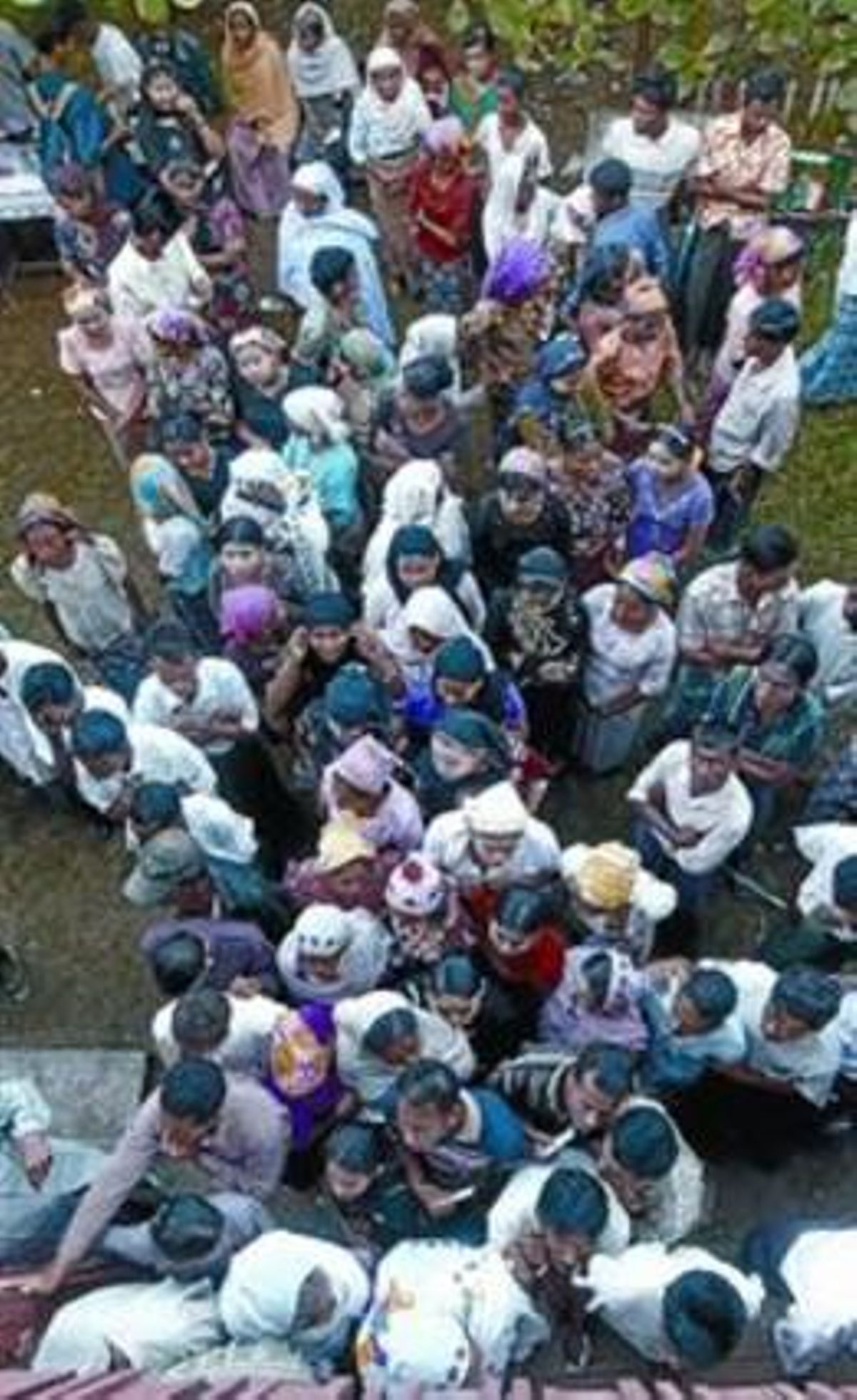 Cua per votar a la ciutat de Sittwe, a l’oest de Birmània, ahir. Cua per votar a la ciutat de Sittwe, a l’oest de Birmània, ahir.