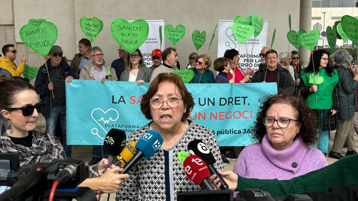 Miembros de la plataforma a las puertas del Hospital Vinalopó este jueves contra la decisión de la Conselleria de Sanidad