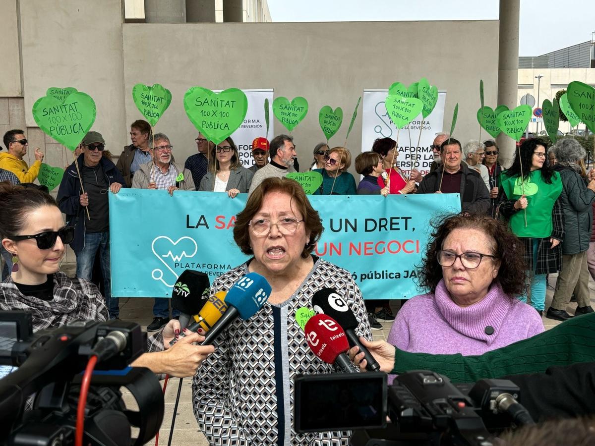 Miembros de la plataforma a las puertas del Hospital Vinalopó este jueves contra la decisión de la Conselleria de Sanidad