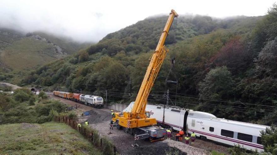 Trabajos para retirar el tren descarrilado