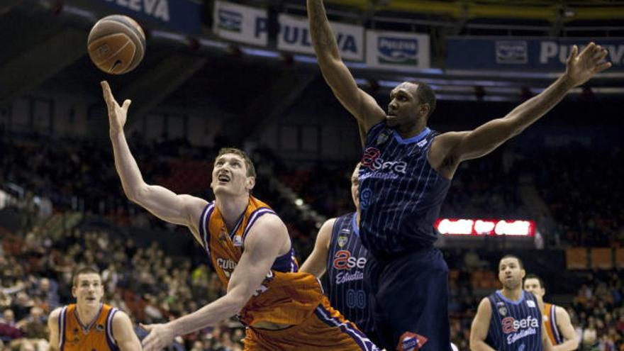 El jugador ucraniano del Valencia Basket Serhiy Lishchuk (i) entra a canasta ante la oposición del pívot estadounidense Cedric Simmons (d) del Asefa Estudiantes, durante el partido, correspondiente a la decimooctava jornada de la Liga ACB, que disputan ambos equipos esta tarde en el pabellón Fuente San Luis.