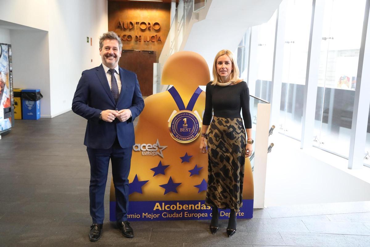 El consejero de Cultura, Turismo y Deporte de la Comunidad de Madrid, Mariano de Paco Serrano, y la alcaldesa de Alcobendas, Rocío García Alcántara.