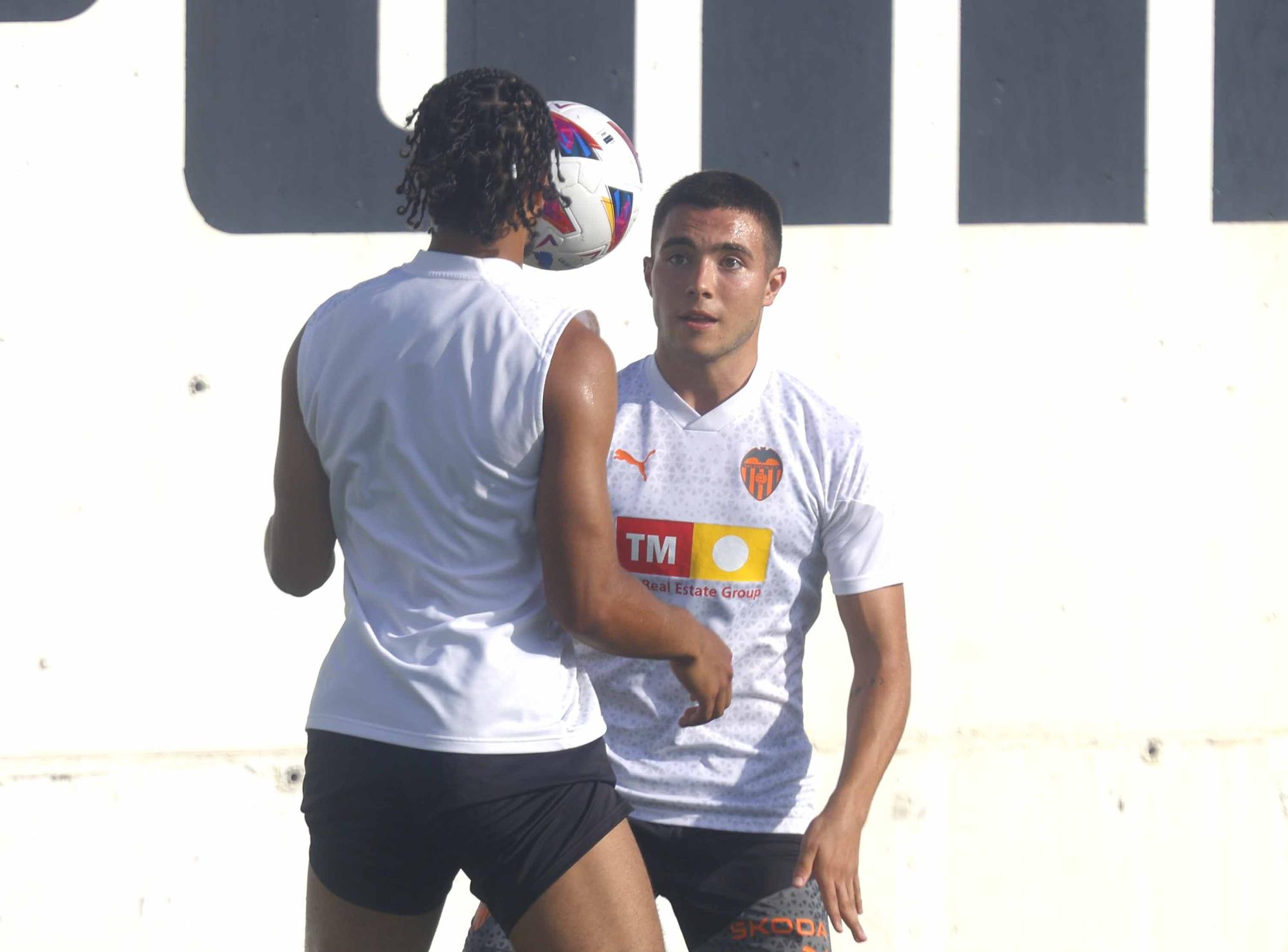 Primer entrenamiento del Valencia abierto a medios de comunicación