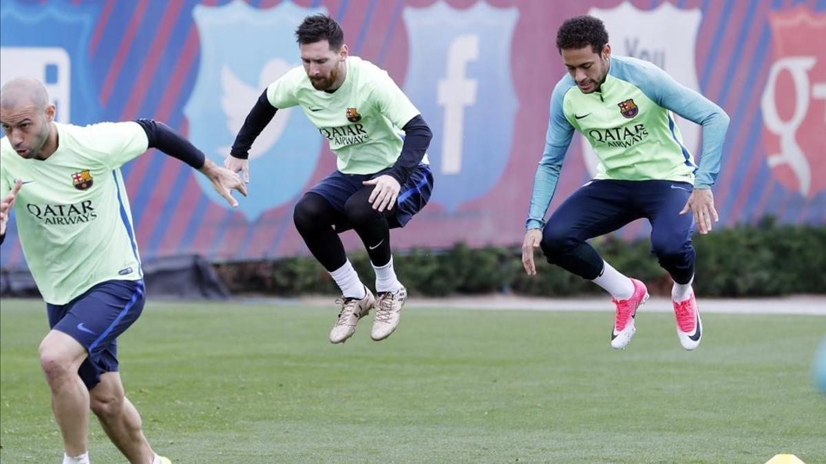 Mascherano, Messi y Neymar, en el entrenamiento de este viernes en la ciudad deportiva del Barça.