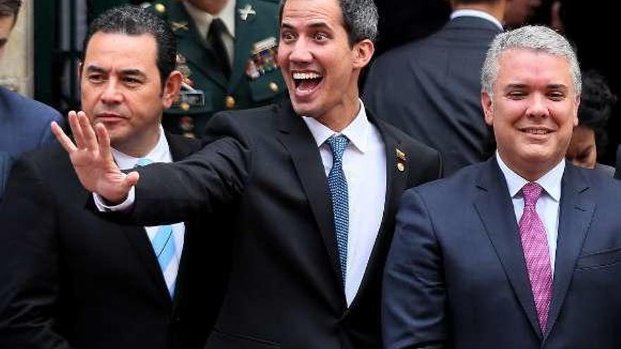 Guaidó, ayer en Bogotá, junto al presidente de Guatemala, Jimmy Morales, preparándose para la foto de familia del Grupo de Lima. // Efe