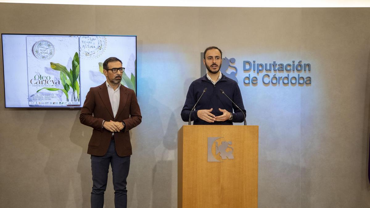 El alcalde de Nueva Carteya, Eduardo García presenta la undécima edición de 'Oleo Carteya' junto a Félix Romero.