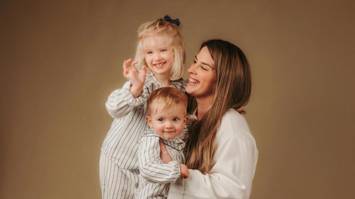 Carolina Pérez junto a sus hijos Valentina y Bosco.