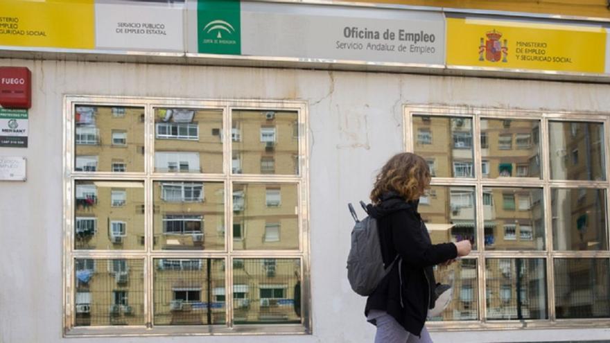 Una mujer pasa en Málaga delante de una oficina de empleo.