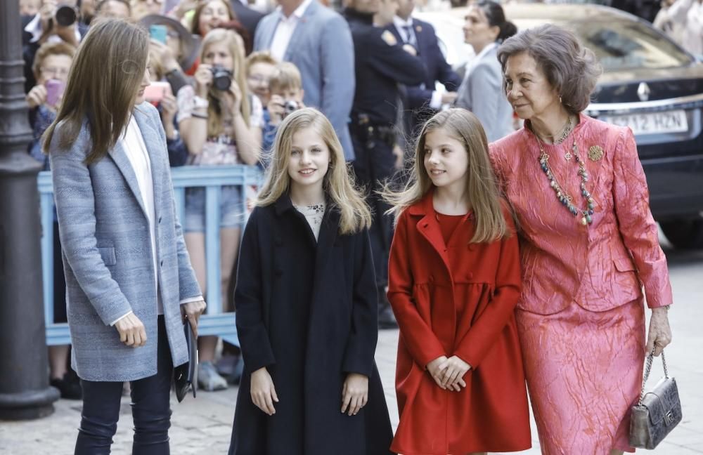 Pünktlich, aber nicht vollzählig: Letizia und Felipe, ihre Kinder Leonor und Sofía sowie Altkönig Sofía fanden sich am Sonntag (16.4.) traditionsgemäß in Palma Kathedrale ein.