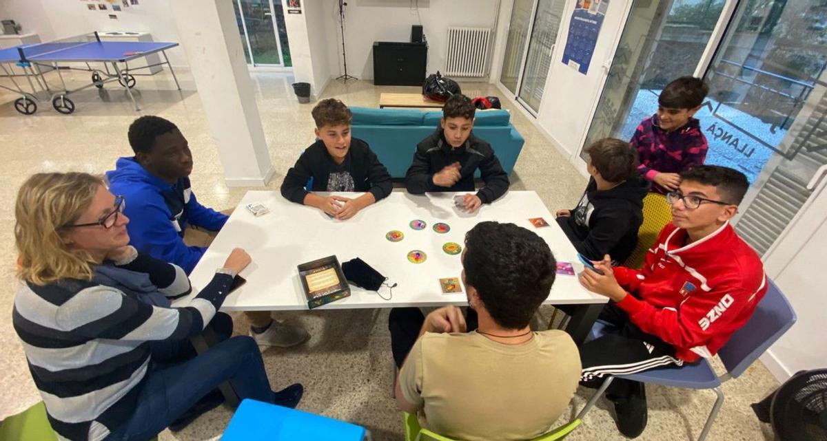 Els joves estan acompanyats per dinamitzadors de l’Espai Jove.  | ESPAI JOVE
