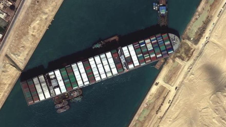 El portacontenedores ‘Ever Given’, atascado en el canal de Suez a comienzos de esta primavera .