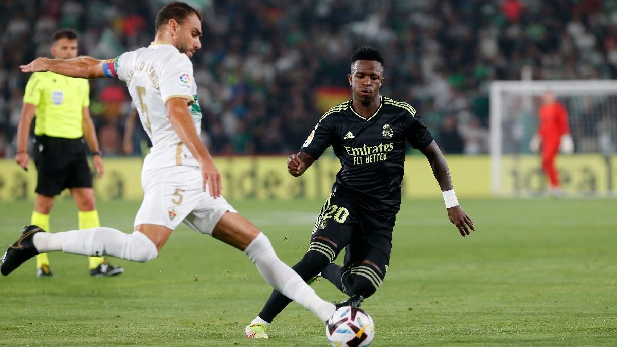 Gonzalo Verdú junto a Vinicius, durante el Real Madrid-Elche de la temporada pasada