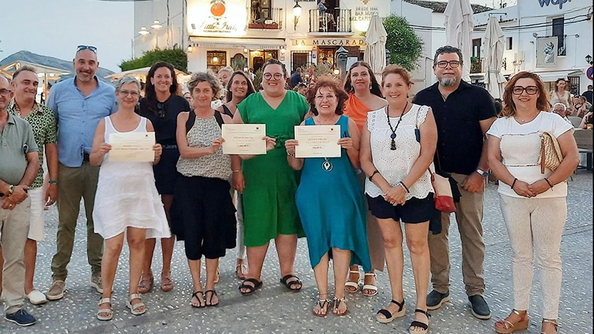En el centro, con los diplomas, las tres ganadoras de la 42 Mostra d´Artesania d´Altea junto a los miembros del jurado.
