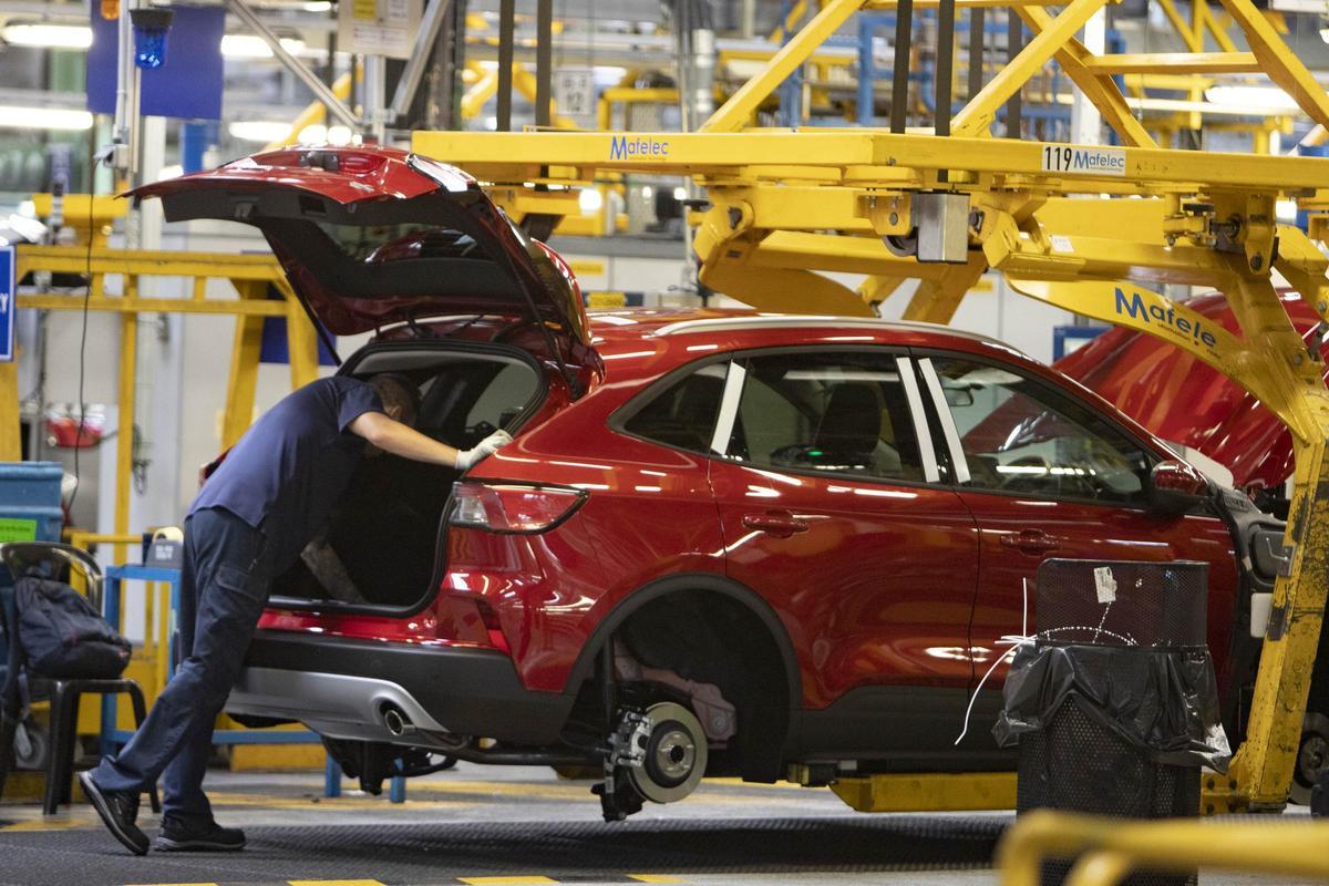 Un operario de Almussfes revisa un Ford Kiga.