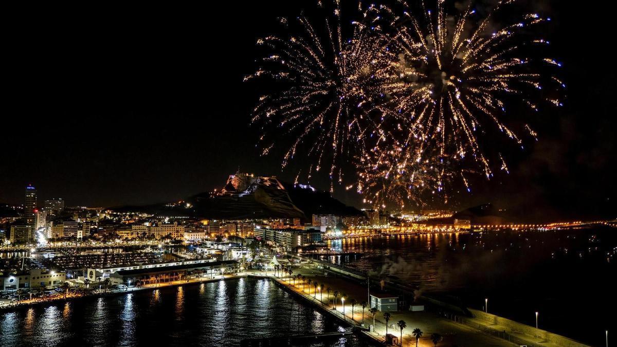 El espectáculo de fuegos artificiales de Hermanos Sirvent ilumina el cielo de Alicante