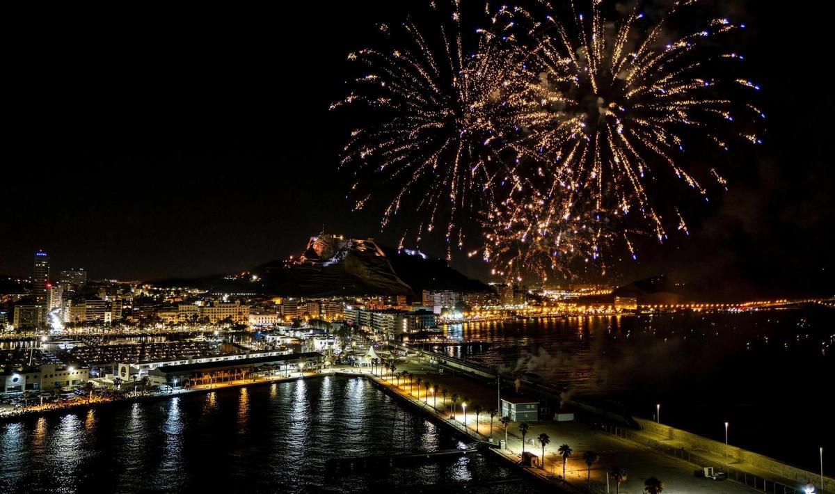 Uno de los espectáculos de fuegos artificiales de Hogueras, en imagen de archivo.