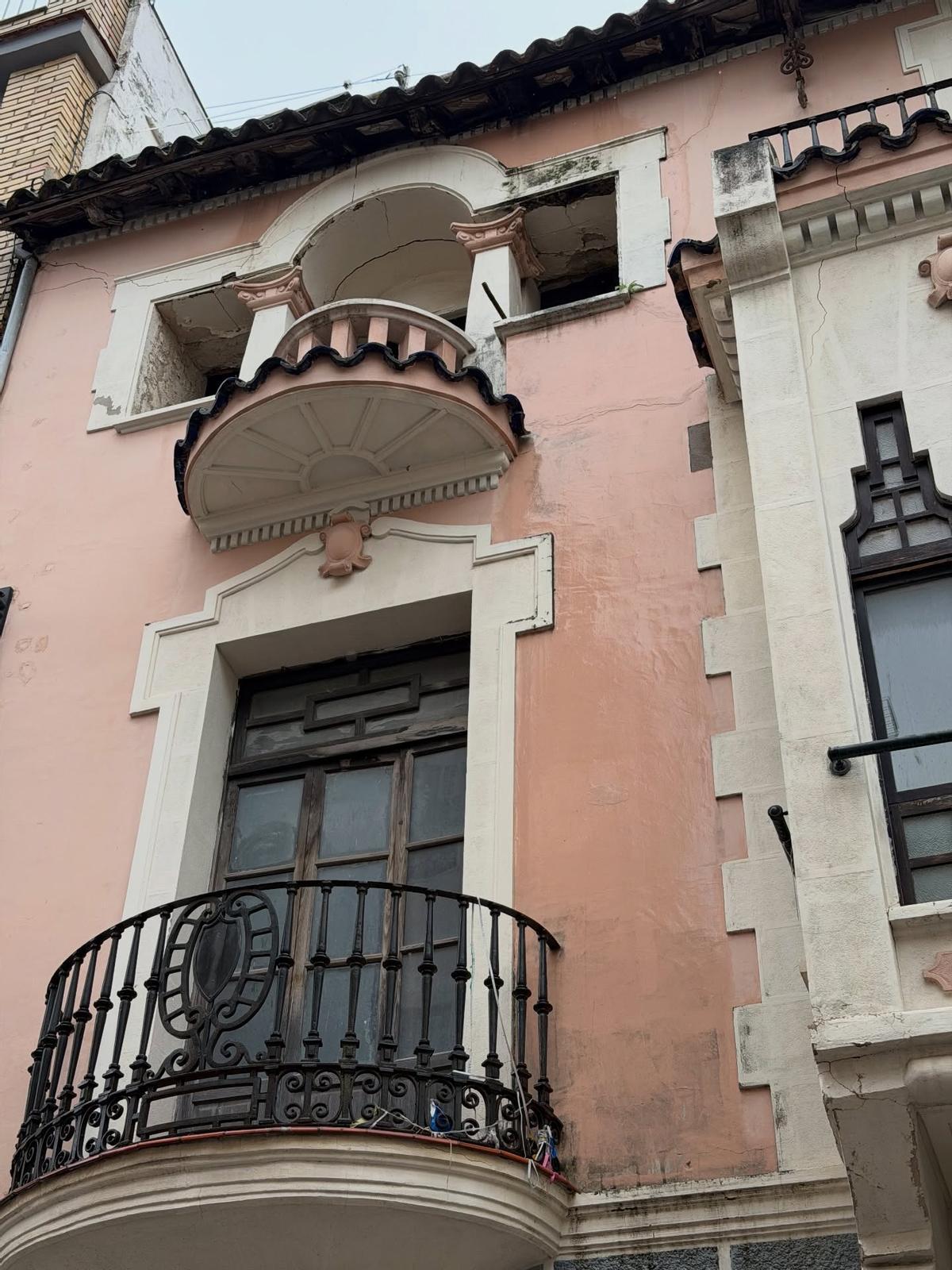 Desconchados en la fachada de la Casa Balbina, que también serán reparados.