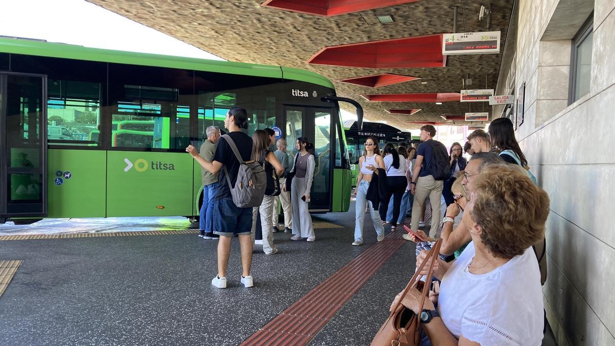 Grupo de personas espera la guagua en una de las dársenas del Intercambiador.