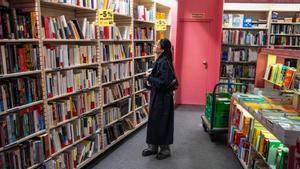 Una persona curiosea los libros de la sección juvenil del Fnac de LIlla en Barcelona.