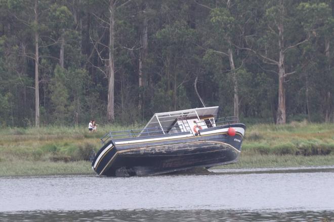 Las traicioneras corrientes del río Ulla hacen que el barco «Santa Cruz» encalle en Catoira