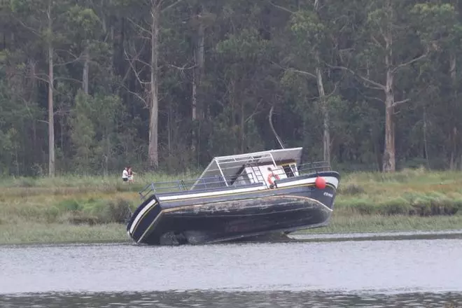 Las traicioneras corrientes del río Ulla hacen que el barco «Santa Cruz» encalle en Catoira